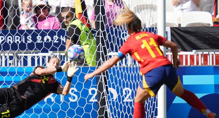 Alexia Putellas, en el momento de lanzar el penalti.