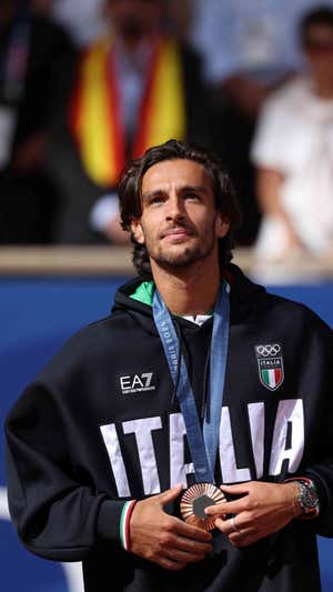 Lorenzo Musetti celebra su medalla de bronce en tenis Reuters