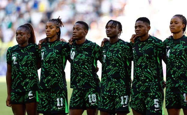 El equipo de fútbol de Nigeria escucha el himno en su partido de la fase de grupos frente a Brasil Reuters