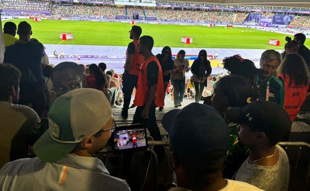Thea Lafond viendo la prueba en su tablet desde el propio estadio.  JOSÉ MANUEL AMORÓS