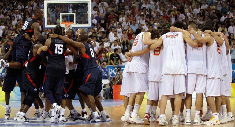 Estados Unidos y España tras la famosa final olímpica en Pekín 2008.