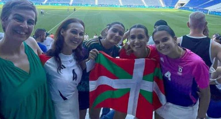 Bibi Schulze, rodeada de sus familiares y amigos, posando con la ikurriña tras conquistar el bronce.