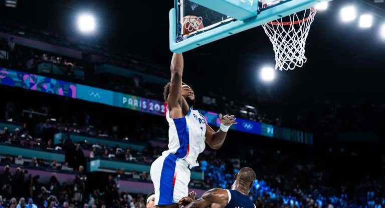 El mate de Yabusele ante LeBron James en la final de los Juegos Olímpicos de París.