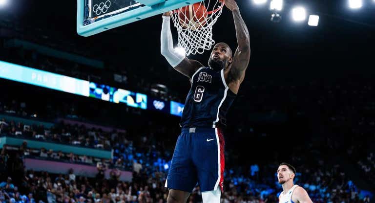 Mate de LeBron James ante la mirada de Nando De Colo.
