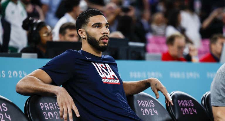 Jayson Tatum en el banquillo durante la final de los Juegos de París.