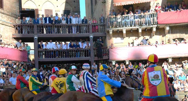 Los entresijos del Palio de Siena: «Los jinetes somos mercenarios. Podemos ganar hasta medio millón de euros por la victoria»