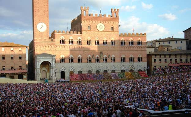 Los entresijos del Palio de Siena: «Los jinetes somos mercenarios. Podemos ganar hasta medio millón de euros por la victoria»