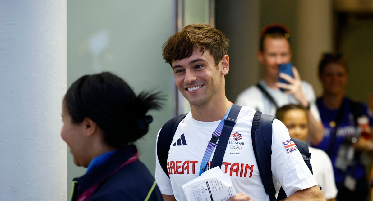 Tom Daley regresando a su país después de los Juegos Olímpicos.