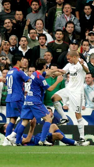 Una imagen que marcó una carrera: la agresión de Pepe a Javier Casquero.  ARCHIVO