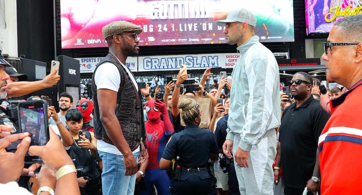 Floyd Mayweather y John Gotti, cara a cara en la presentación de su combate.