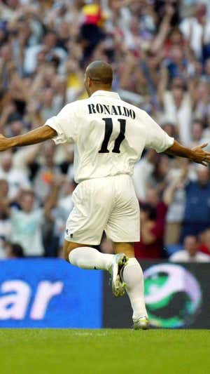 Ronaldo celebra su gol ante el Alavés el día de su debut.  EFE
