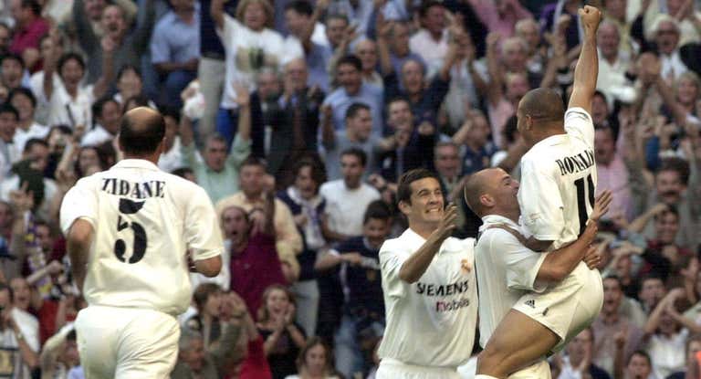 Zidane, Solari y Cambiasso celebran el gol de Ronaldo en su debut ante el Alavés.