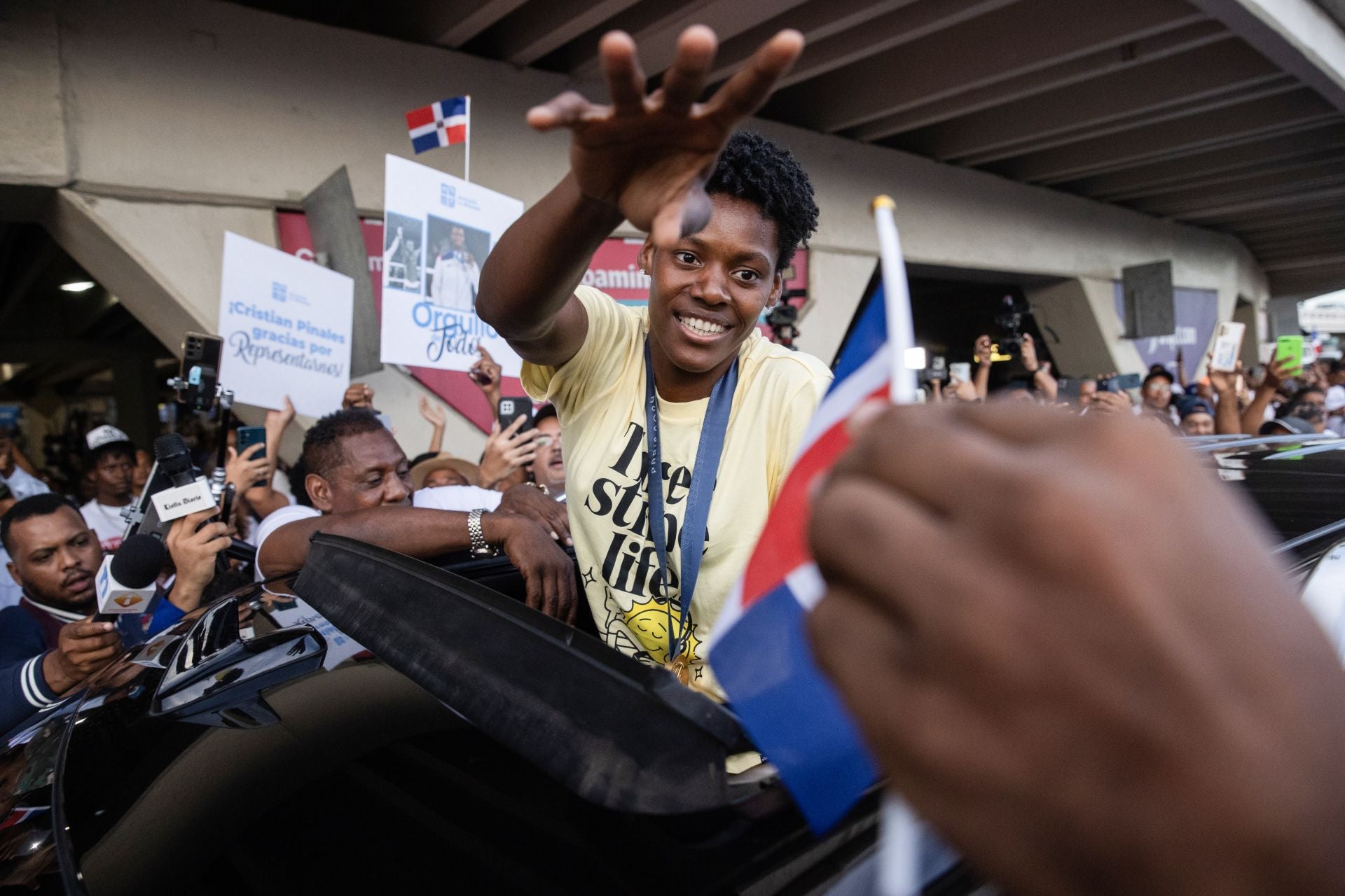 Marileidy Paulino saliendo del aeropuerto de Santo Domingo en su vehículo..