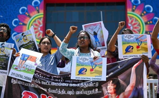Miembros de la Federación de Jóvenes Democráticos de la India (DYFI) protestan en Chennai contra la descalificación de Phogat en los Juegos Olímpicos de París 2024.  AFP