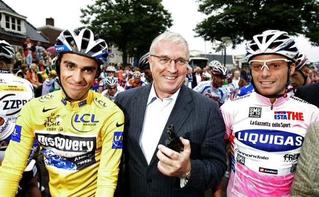 Alberto Contador y Danilo di Luca posan con Patrick «Pat» McQuaid, expresidente de la UCI.  AFP