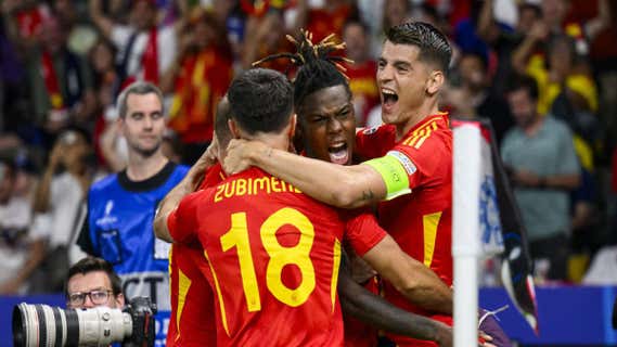 Nico Williams y Zubimendi celebran junto a Morate el gol del rojiblanco en la final de la Eurocopa./AFP