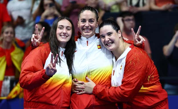 Paula Leitón, izquierda, abraza a Maica García, centro.  REUTERS