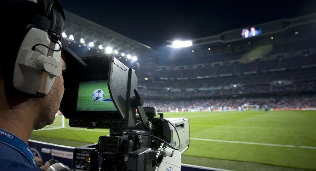 Un cámara apunta al estadio Santiago Bernabéu durante un partido.