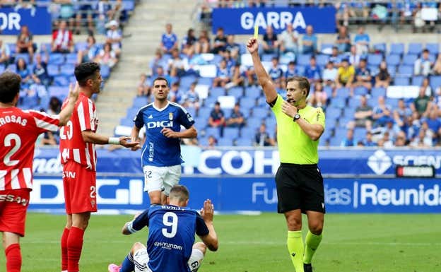 Cordero Vega pita el derbi asturiano del Tartiere la temporada pasada.  ÁLEX PINA