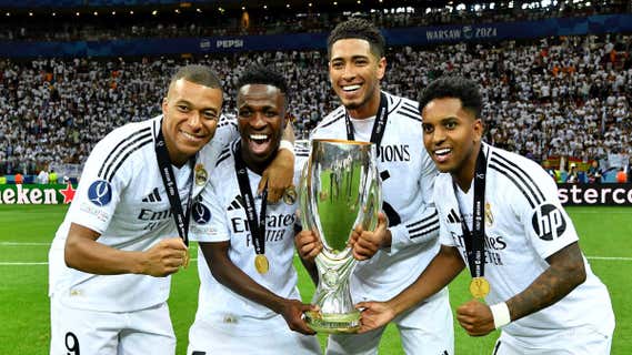 Mbappé, Vinicius, Bellingham y Rodrygo celebran su primer trofeo juntos. /GETTY
