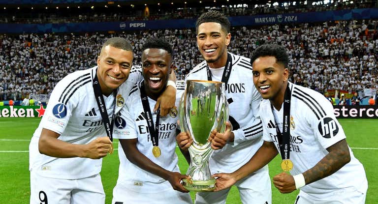 Mbappé, Vinicius, Bellingham y Rodrygo celebran su primer trofeo juntos.