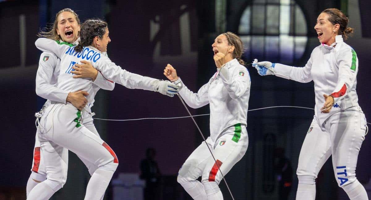 Italia celebra el oro en esgrima.