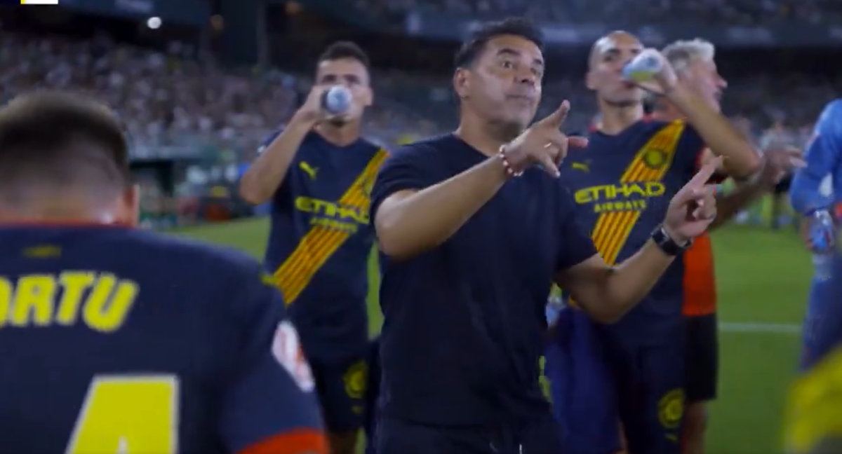Míchel, durante la charla con sus jugadores.