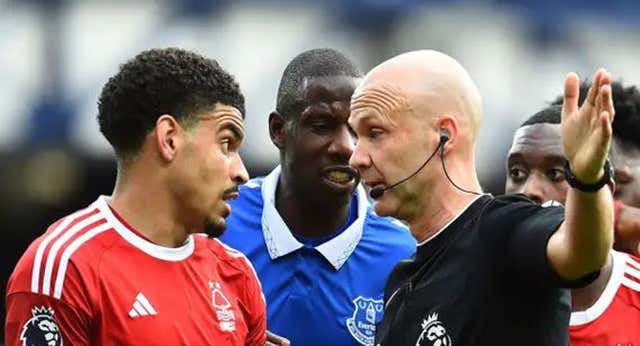 Los árbitros de la Premier League tendrán que desvelar a qué equipo apoyan
