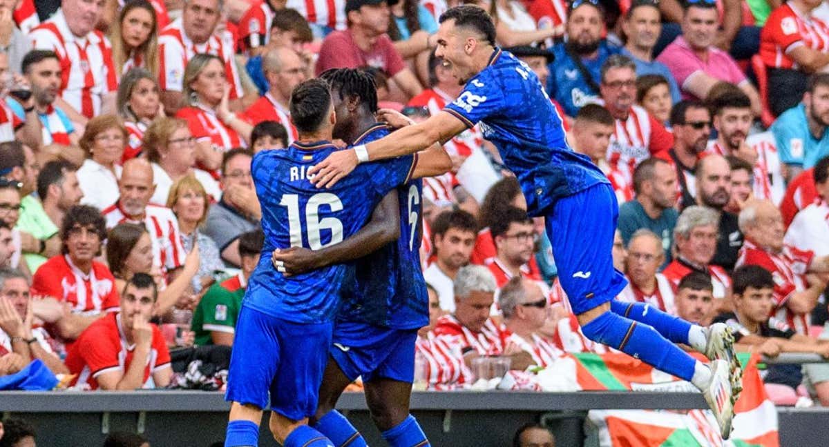 Rico y Sola celebran junto a Uche el gol del nuevo 'delantero' azulón.
