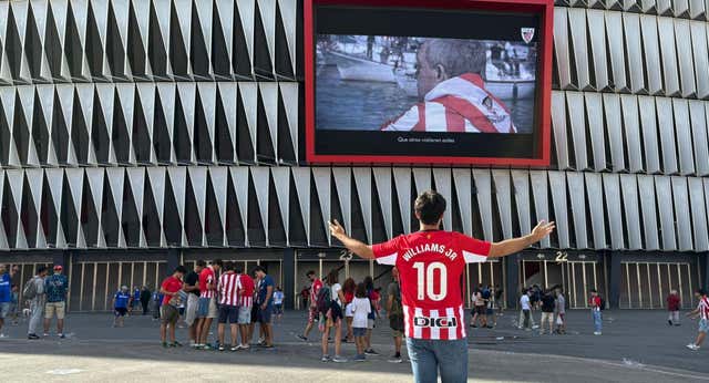 La afición se entrega a Nico Williams con una ovación histórica y un cariño especial: «Ojalá nos dé la Europa League»