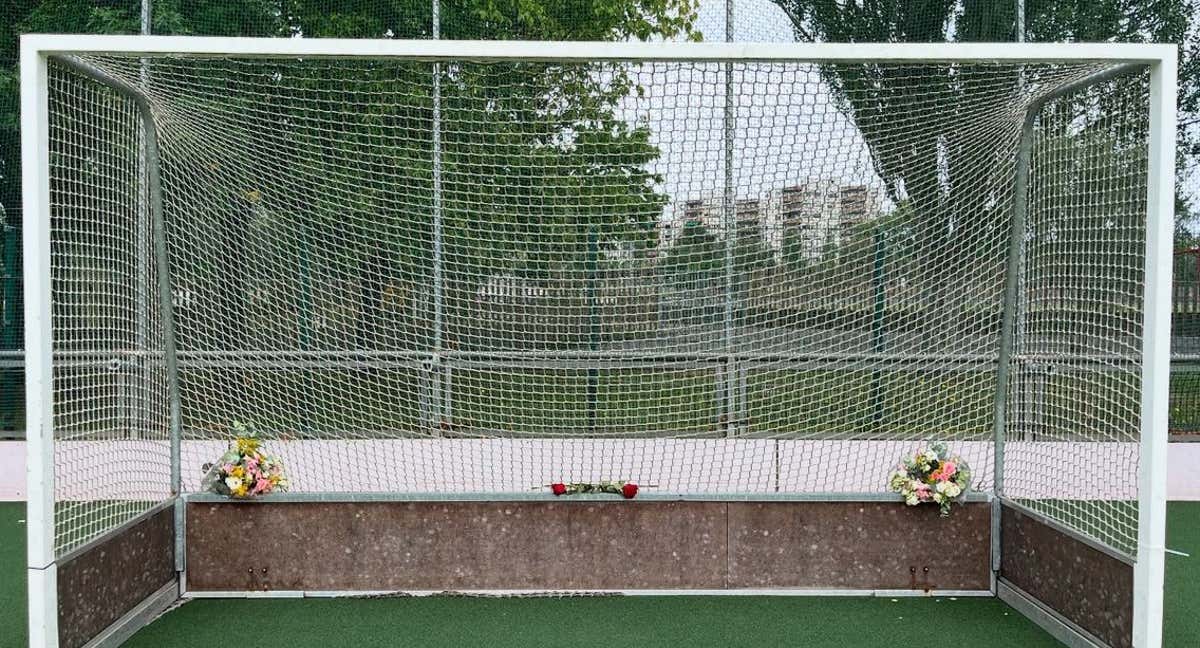 Una portería, con varios ramos de flores en honor a la jugadora fallecida.