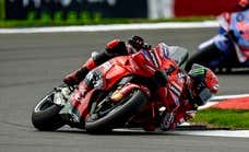 Bagnaia gana y empata con Martín mientras Márquez sigue agrandando su leyenda de caídas
