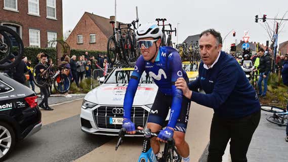 Chente García Acosta ayuda a Oier Lazcano tras una caída en el Tour de Flandes de 2023/Getty Images