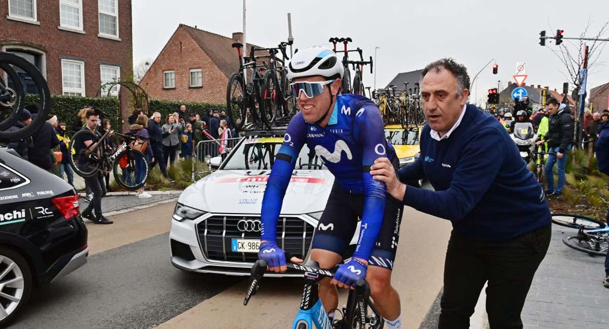 Chente García Acosta ayuda a Oier Lazcano tras una caída en el Tour de Flandes de 2023