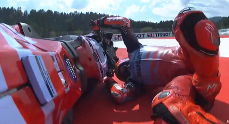 Momento de la caída de Marc Márquez en el Sprint de Austria.