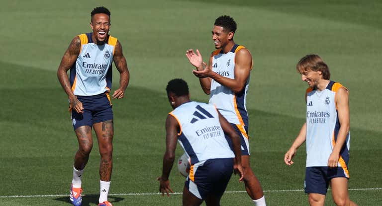 Militao sonríe durante el entrenamiento de este sábado.