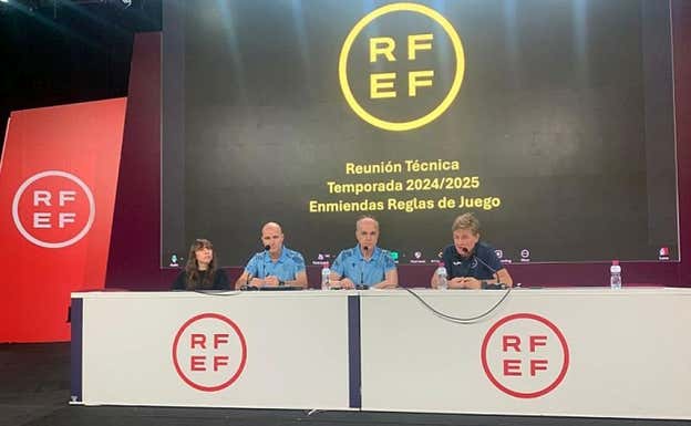 Reunión técnica entre árbitros, clubes y jugadores.  RFEF