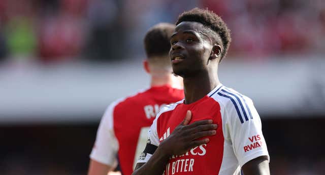 Bukayo Saka marca el camino en el debut de un Arsenal que espera a Mikel Merino