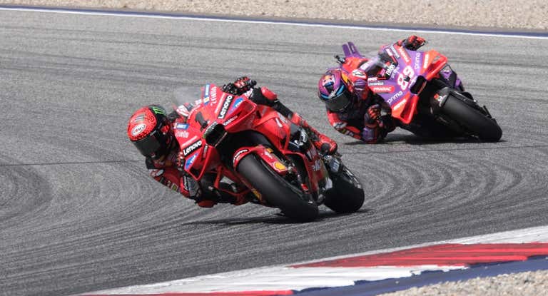 Bagnaia firma doblete y liderato tras una carrera en la que se exhibió Marc Márquez