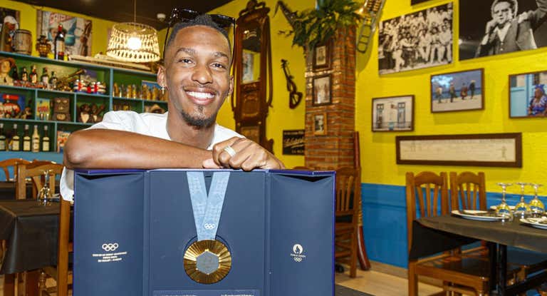 El campeón olímpico Jordan Díaz posa para la entrevista con EFE.