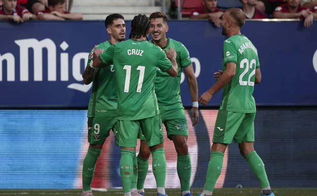 Jugadores del Leganés celebran su gol ante Osasuna.  EFE