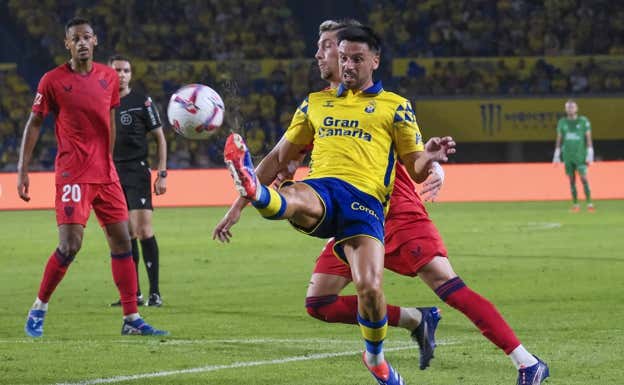 Lance del duelo entre Sevilla y Las Palmas.  EFE