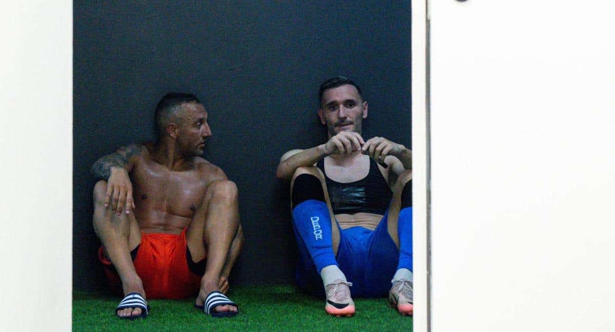 Cazorla y Lucas Pérez, sentados en el túnel de vestuarios.