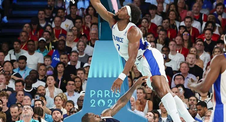 Yabusele hace un póster a LeBron James.