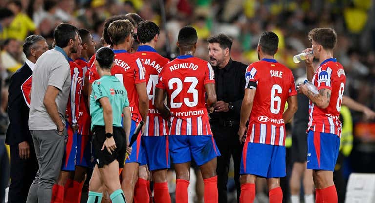 Simeone hablando con sus jugadores durante el partido.