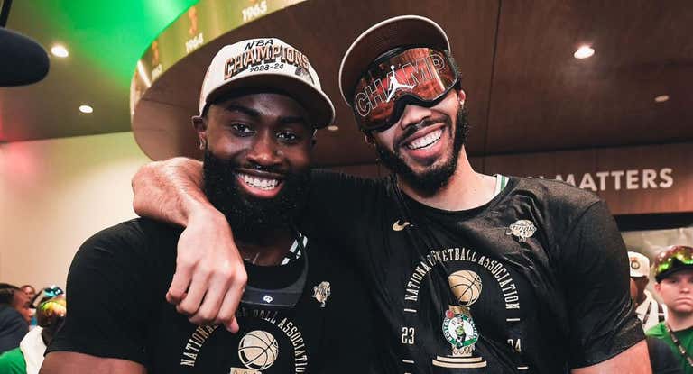 Jaylen Brown (izquierda) junto a Tatum en la celebración del anillo.