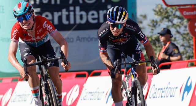 Roglic ya está aquí: se impone en la cima del Pico Villuercas y es nuevo líder