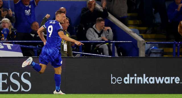 El show de Jamie Vardy a los 37 años: toma bebida energética, marca gol, se encara con la afición del Tottenham e insulta a un rival