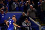 El show de Jamie Vardy a los 37 años: toma bebida energética, marca gol, se encara con la afición del Tottenham e insulta a un rival