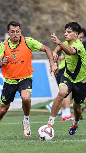 Jon Martín persigue a Mikel Oyarzabal en una acción del entrenamiento de esta mañana en Zubieta.  RS